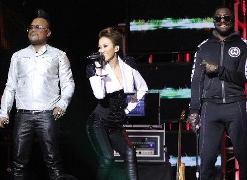 李玟皮裤电臀视频,热辣视频引网友热议